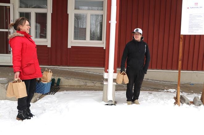 Ansa-Riina Peltola ja Tero Tanhua hakivat kahden päivän lounaat sisältävät pussit Myllykankaan koululta maanantaina. KUVA: SAILA COLLANDER