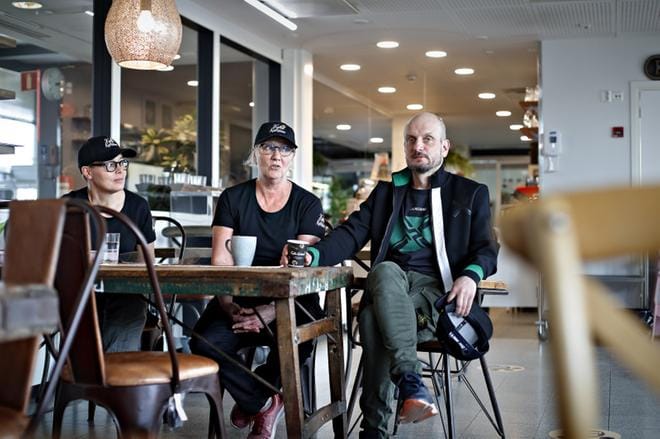 Keittiömestari Hans Välimäki tutustui maanantaina Maikki Haaran ja Maija Välimäen lounaskahvila Ruufuksen liiketoimintaan. Viikon aikana Matkakeskuksessa kuvataan Kuppilat kuntoon -ohjelmaa. Kuvat: Tomi Kosonen