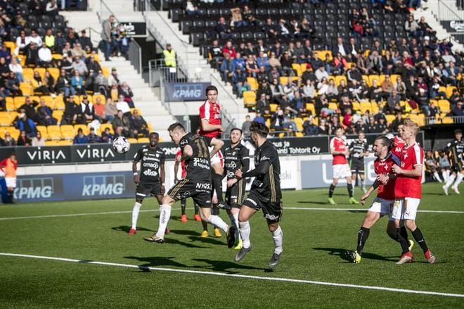 SJK:lle makean kotivoiton tuonut osuma syntyy. Denis Oliinyk puskee pallon maaliin Maximo Tolosen keskityksestä. Korkeimmalta tilannetta seuraa IFK-toppari Tero Mäntylä. KUVA: JAAKKO ELENIUS