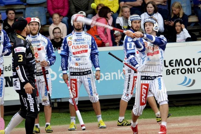Veto taipui pronssiotteluun Saarikentällä yli 2 800 katsojan edessä. Lyömässä Olli Heikkala, taustalla vetolaisista Mikko Kanala (vas.), Sami Haapakoski ja Viljo Sillanpää. KUVA: MARKKU TURPELA