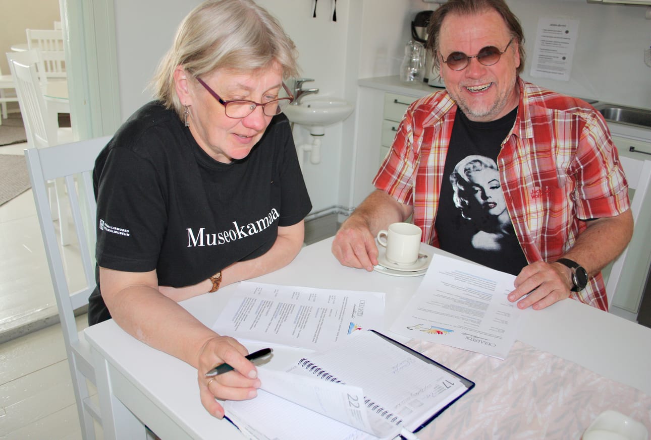 Oulaisten Musiikkiviikkojen ohjelmasuunnittelu on valmis. Kulttuurituottaja Tuula Aitto-oja ja sivistysjohtaja Ari Sarpola painottavat, että koronakevään jälkeen viikkoja kohti edetään tilannetta seuraten, mutta lähtöajatuksena on, että kolmiviikkoinen tapahtumien ketju voidaan viedä läpi normaaleina yleisötilaisuuksina.