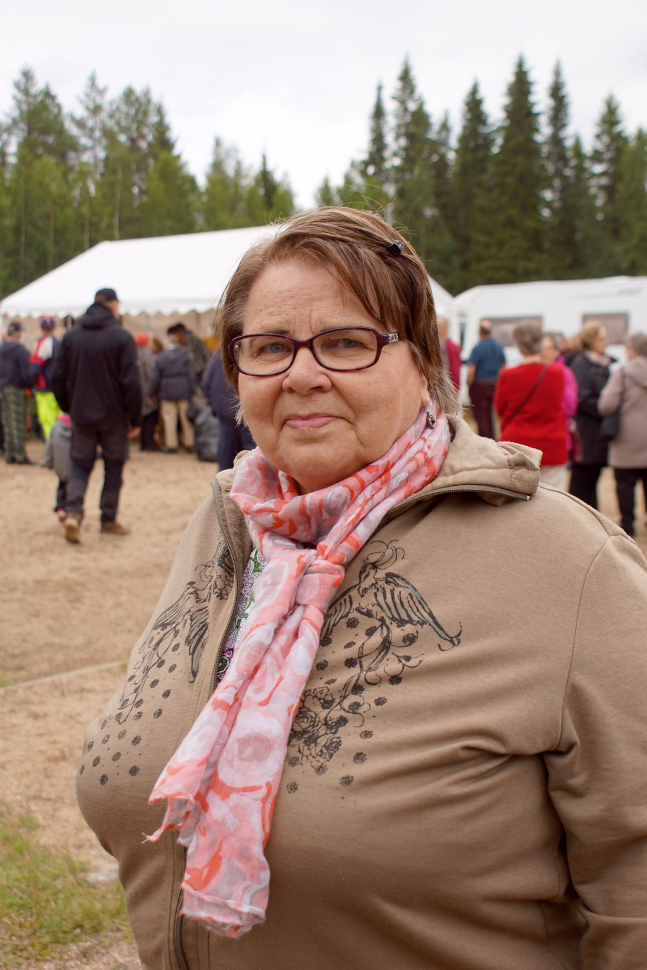 Anna-Liisa Sääskilahden mukaan Vattumarkkinoilla parasta on tietysti näin syntyperäiselle sarakyläläiselle vanhojen tuttujen tapaaminen, mutta pitäähän sitä tehdä ostoksiakin. "Melkein joka vuosi on käyty ainakin yhtenä päivänä, kun tuossa naapurikylässä asutaan."