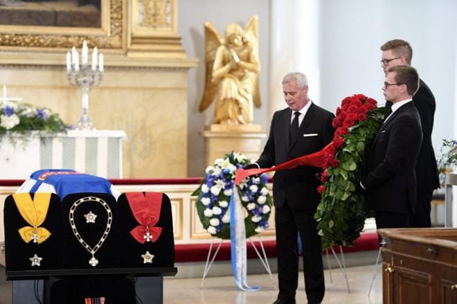 Suomen sosiaalidemokraattisen puolueen puheenjohtaja Antti Rinne, eduskuntaryhmän puheenjohtaja Antti Lindtman ja puoluesihteeri Antton Rönnholm jättivät kukkatervehdyksen Presidentti Mauno Koiviston valtiollisissa hautajaisissa Tuomiokirkossa Helsingissä. KUVAT: LEHTIKUVA / MARTTI KAINULAINEN