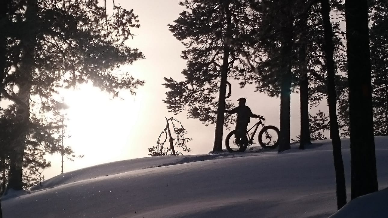 Maiseman katselua kirpeässä pakkaskelissä Ristikalliolla.