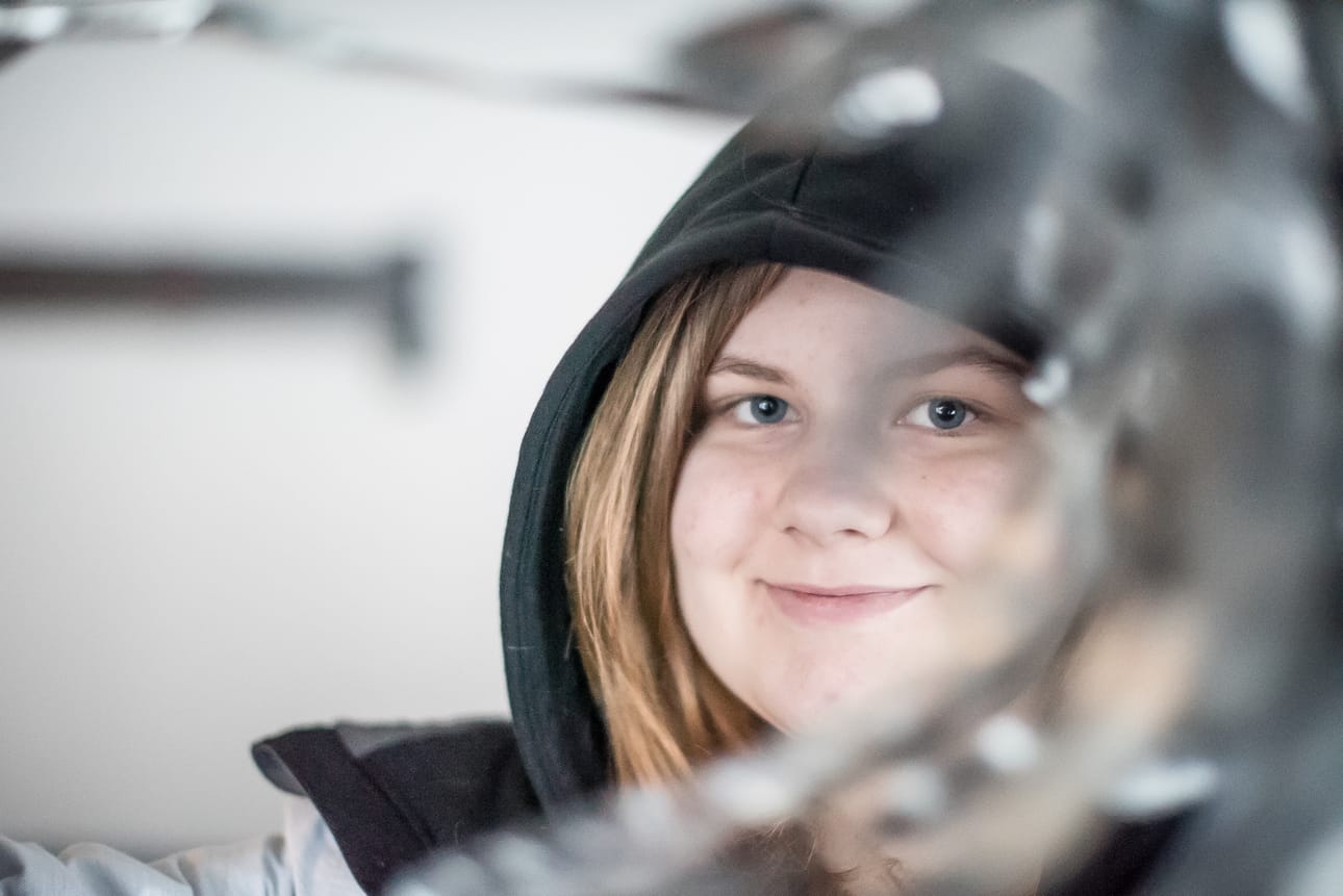 Jenni Palosaari kokeilee toimitusjohtajan vastuuta yrittäjyyskurssilla perustetussa yrityksessä.