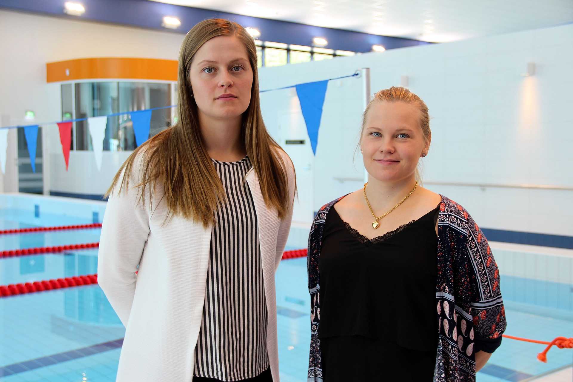 Ylivieskalaiset Sanna Sorvisto (vas.) ja Julia Korkiakoski ovat aloittaneet Lähteessä uimavalvojina. Uudet tilat ja hyvä työporukka miellyttävät.