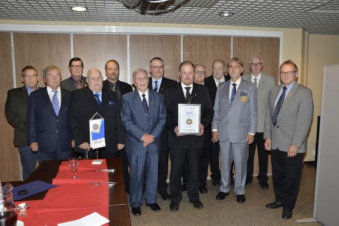 Alajärven Rotary-clubin saama Paul Harris Fellow -club -tunnustus on harvinainen. Tunnustusta pitää kädessään Alajärven Rotaryklubin nykyinen presidentti Asko Mertaniemi vieressään piirikuvernööri Kari Nirha. Perustajajäseniä kuvassa ovat Benjamin Salmenautio ja Pertti Alapiirto. KUVA: MARKKU TURPELA