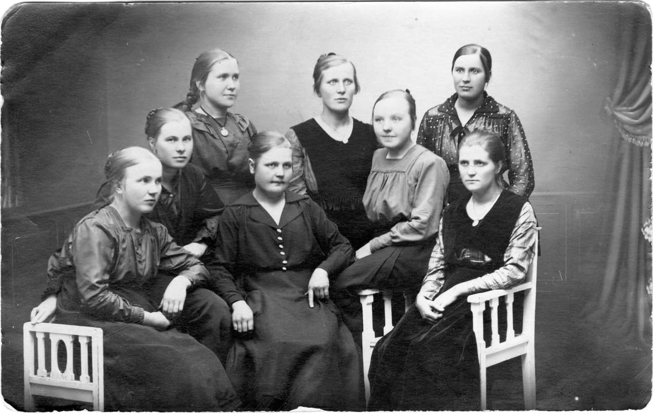 Kuvassa vasemmalla keskellä on Anna Katariina Kyrö (s. 1897), hänen sisarensa Tyyne (Aina Tyyni) Kyrö (s. 1899) on takarivissä oikealla ja keskellä istuu Hanna (Olga Johanna) Haapala (s. 1898), joka avioitui Annan ja Tyynen veljen Eino Kyrön kanssa.