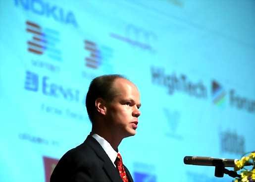 Ylen televisiojohtaja Olli-Pekka Heinonen myöhentäisi digiaikataulua.