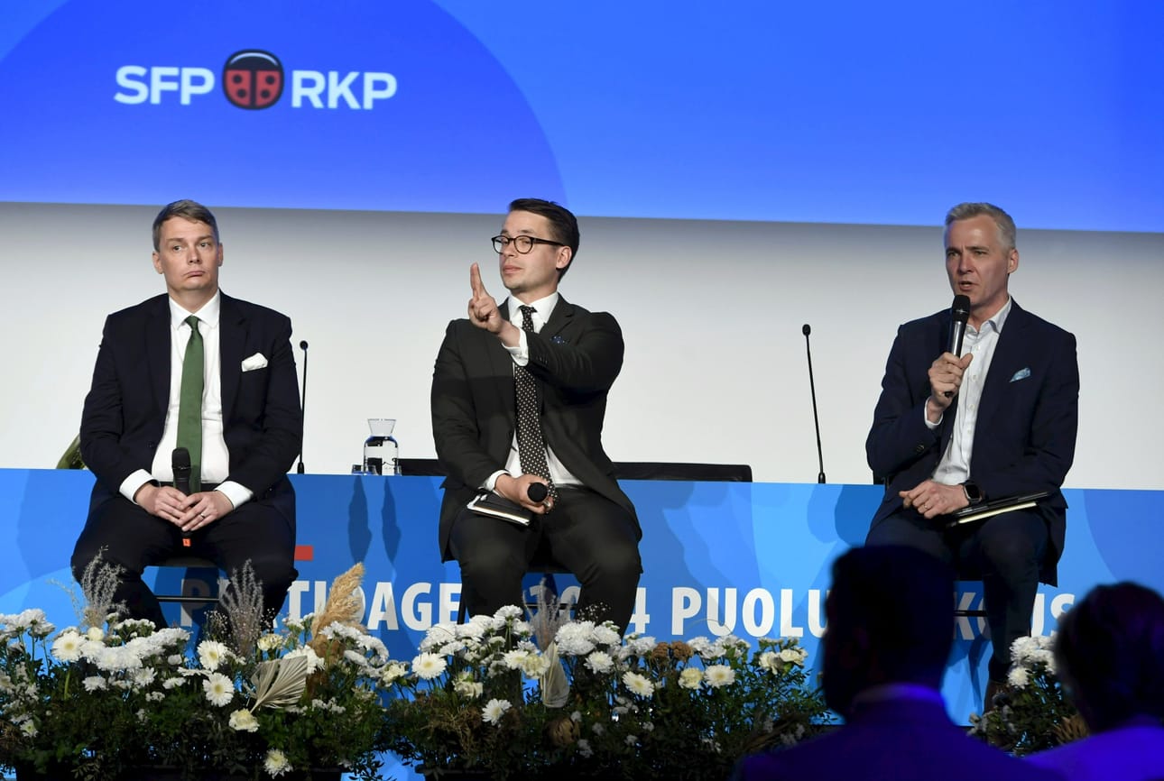 Puheenjohtajaehdokkaat Otto Andersson (vas.), Henrik Wickström ja Anders Adlercreutz RKP:n puoluekokouksessa Helsingissä 15. kesäkuuta 2024. LEHTIKUVA / KIMMO PENTTINEN