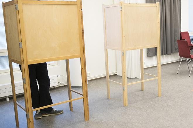 Vaalijärjestelmää saatetaan koetella kyberhyökkäyksillä, mutta käsipelillä tehtävään ääntenlaskentaan ei päästä vaikuttamaan. KUVA: Tomi Vuokola