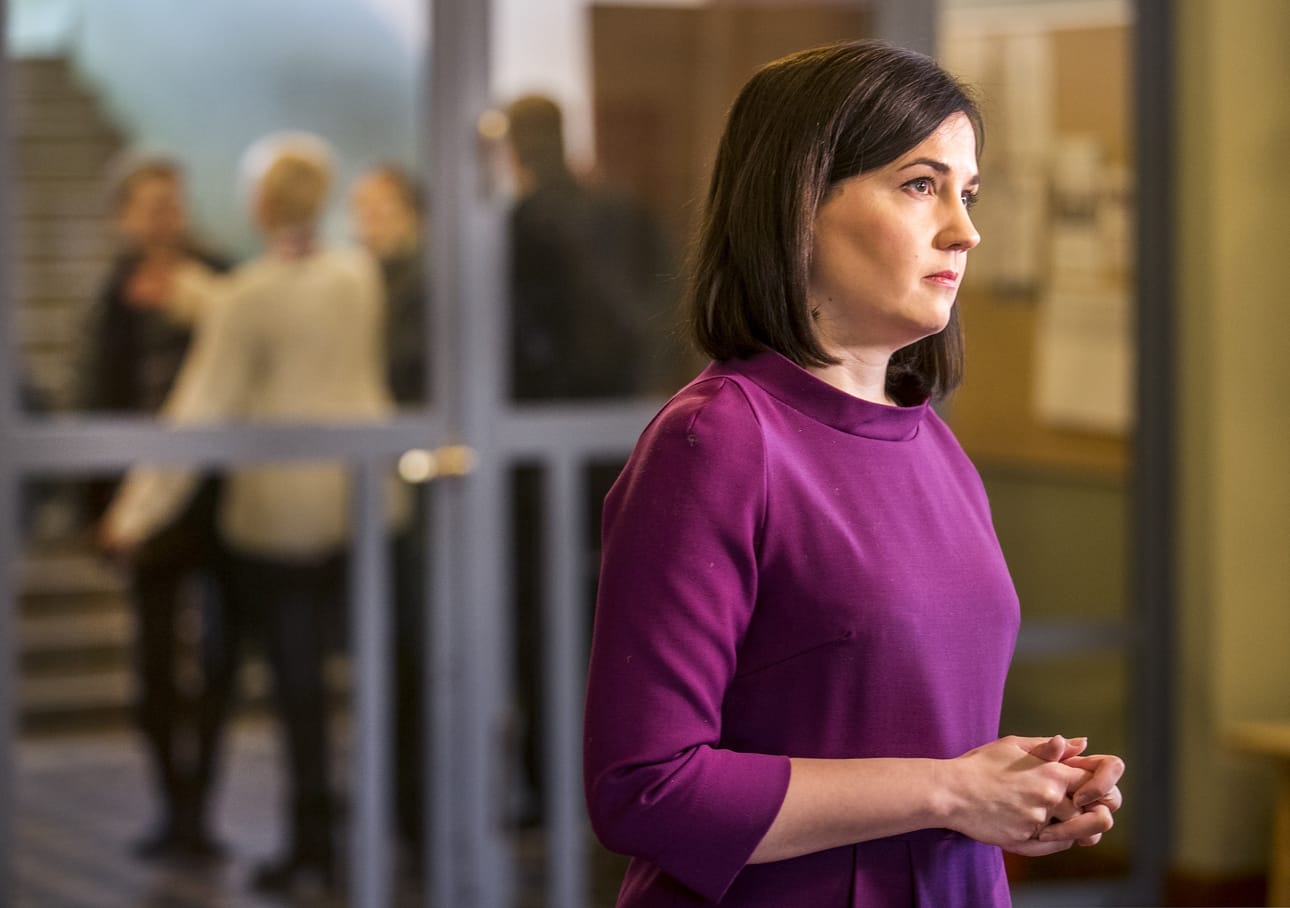 Opetusministeri Sanni Grahn-Laasonen (kok.) sanoo, että opettajien tietoisuutta sosiaalisen median ilmiöistä pyritään lisäämään.