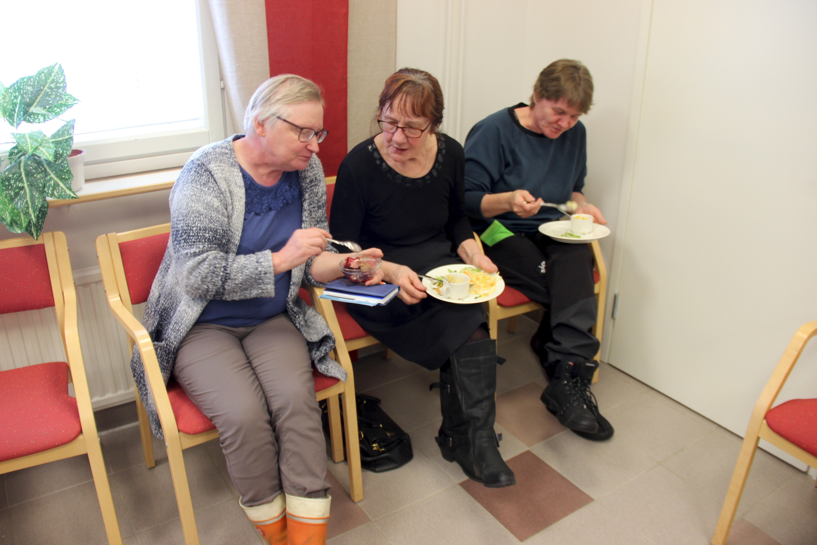 Sirkkaseminaari ja sirkkojen kasvatus ruokapöytiin kiinnosti noin puoltasataa uteliasta, joita oli Pohjantähteen saapunut kauempaakin. Vasemmalla EntoCube Oy:n toimitusjohtaja Perttu Karjalainen ja Pudasjärven kaupungin Kehittämisjohtaja Jorma Pietiläinen