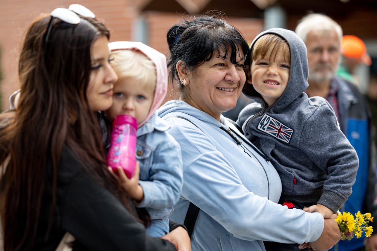 Maryna Tsyganenko, 2-vuotias Kira Degtereva, Liudmyla Dimitriohlo ja 3-vuotias Rostyslav Dimitriohlo tulivat perjantaina hakemaan ruokaa helluntaiseurakunnan ruoka-avusta.