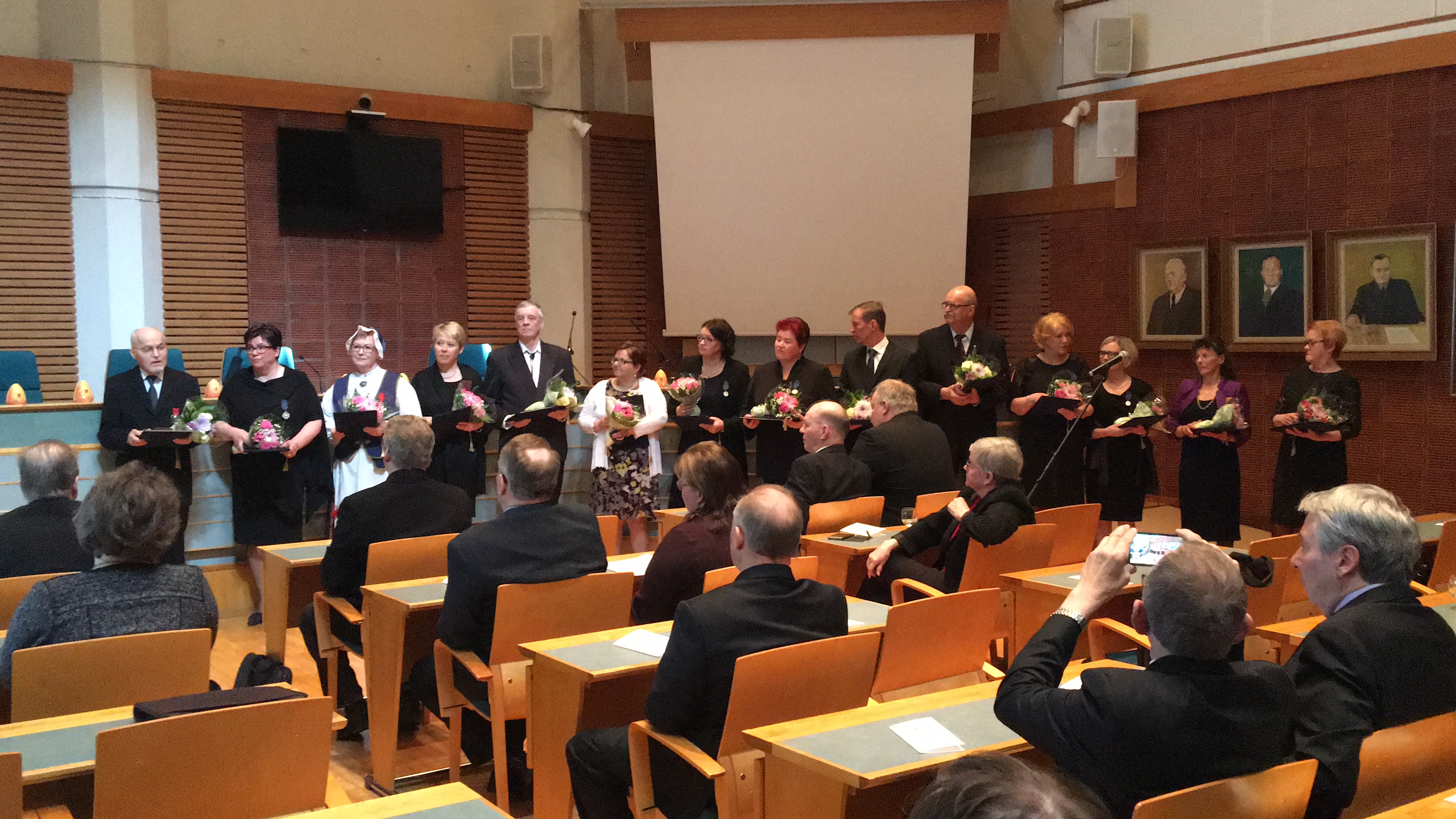 Ansioituneita kuusamolaisia palkittiin valtuustossa. Seppo Koutaniemi piti tunteikkaan kiitospuheen.
