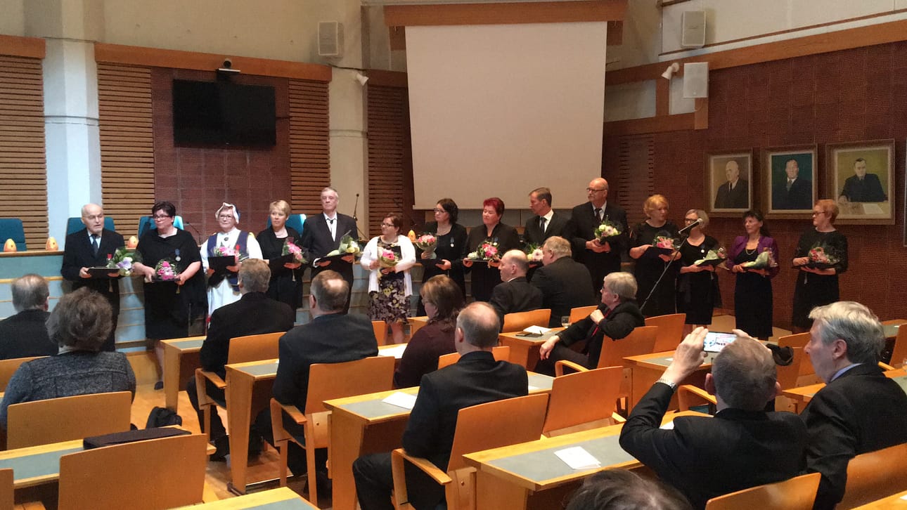 Ansioituneita kuusamolaisia palkittiin valtuustossa. Seppo Koutaniemi piti tunteikkaan kiitospuheen.