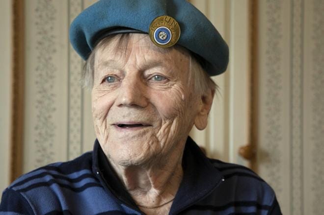 YK-veteraani Erkki Niemen elämässä on ollut paljon värikkäitä vaiheita. Nurmossa asuvan miehen koti muuttuu hetkessä tarinatuvaksi, kun hänet tapaa. KUVA: JARI E. HAKALA