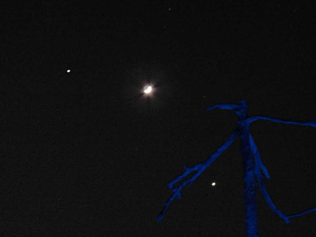 Jupiterin ja Venuksen löytää iltataivaalta kuun läheltä.