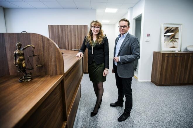 Asianajajat Jenny Väyrynen ja Eero Ristikangas työskentelevät kuuden juristin toimistossa Seinäjoella. Ristikankaan mukaan maakuntien asianajopalvelut keskittyvät jatkossa 4–6 hengen toimistoihin. Suuremmissa työyhteisöissä juristit pystyvät painottumaan paremmin omille erikoisaloilleen. KUVA: KRISTA LUOMA