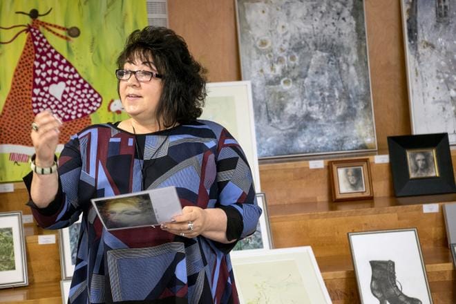 Näyttelyn jyryttänyt Natalia Kaleva sanoo, että suurin osan näyttelyn teoksista vastaa näyttelyn teemaan ja osa teoksista on jopa historiallisia. KUVAT JORMA HAVULA
