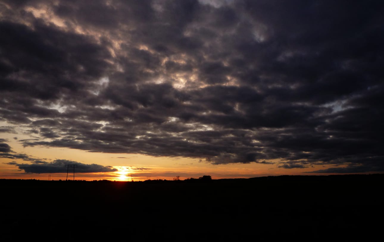 Auringonlasku Nivalan Karvoskylällä.