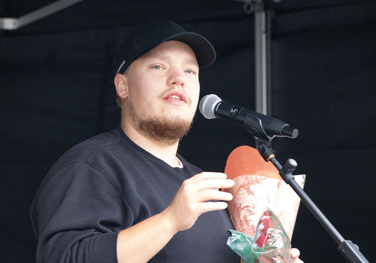 "Sulle laulan neiti kesäheinä!". Nocturne kajahti komeasti Perttulin markkinoilla Vuoden Pyhäntäseksi valitun Jyrki Kamulan ottaessa tittelin vastaan.