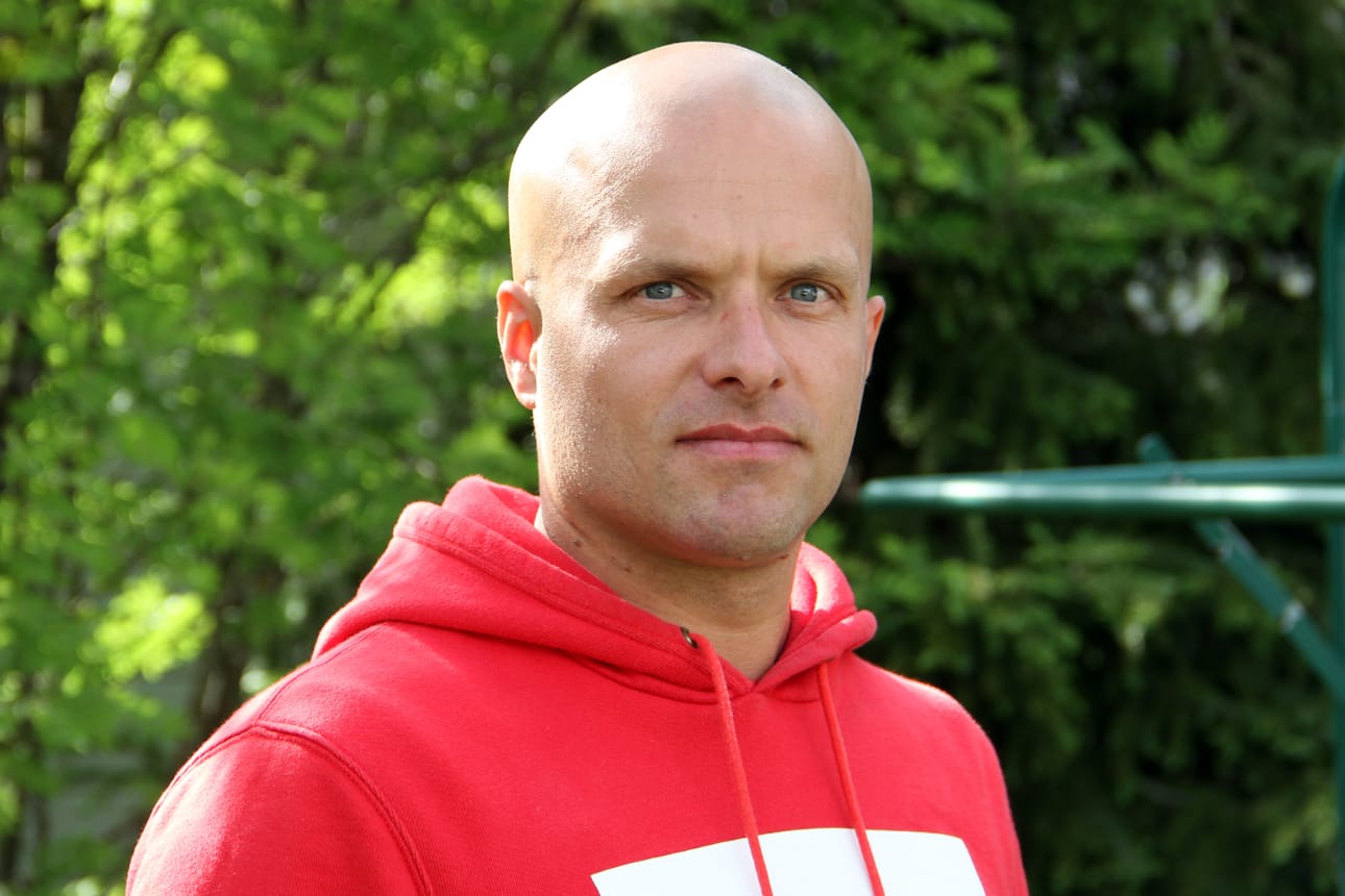 Ville Peltola palkitaan hengenpelastusmitalilla.
