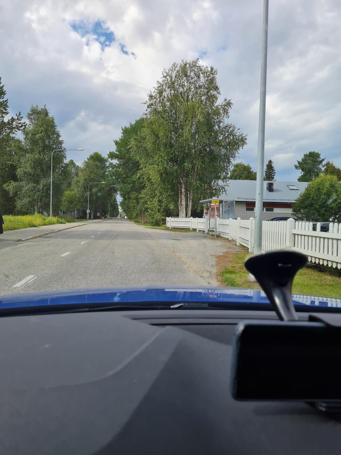 Aloitteen jättäjän kuvassa näkyy, kuinka pieni bussipysäkki Kirkkotiellä on.