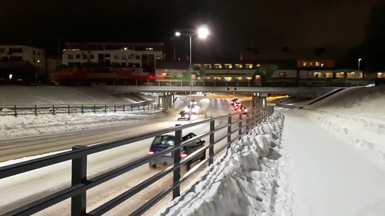 Juna kulkee yli uusitun pohjoisen alikulun Oulussa