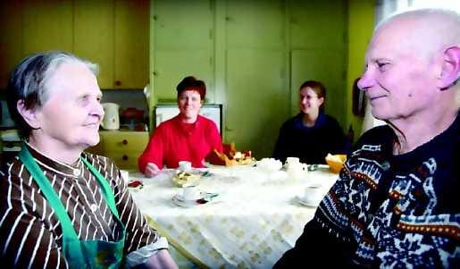 Kahvipöytään. Ennalta ehkäisevä kotikäynti aloitetaan aina kahvilla, mikä luo vapautuneen tunnelman Hilda ja Heikki Kirvesojan (etualalla) sekä Sirpa Marttilan (vas.) ja Minna Hernbergin kesken.