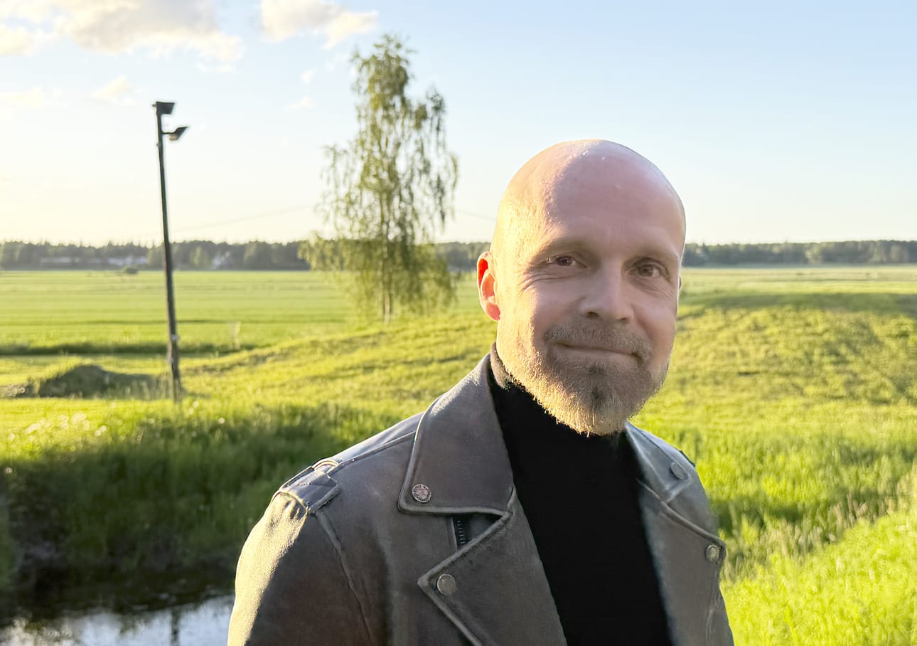 Juha Tapio kuvattiin ensi-illan jälkeen Ylistarossa sydänmaisemassaan.