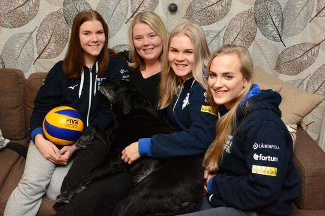 Lentopallosiskokset Sanni ja Aino Ollonen asuvat yhdessä äitinsä Mira Mäntyharju-Ollosen kanssa Kuortaneella. Samassa omakotitalossa asuu myös Ainon hyvä kaveri Lotta Kukkonen. – Lotta asuu meillä ihan kuin omana tyttönä, Mäntyharju-Ollinen tuumaa. KUVA: ELLA NURMI