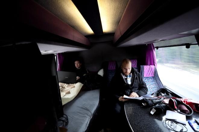 Ville Turja ja Tuomas Viertola viihtyivät bussin takaosassa. Kuvat: Jaakko Elenius