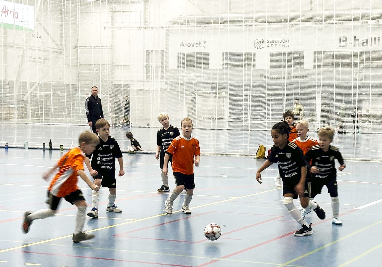 Tämän talven aikana Seinäjoen Futsal-liiga liikuttaa noin 360 poikaa ja noin sataa tyttöä.