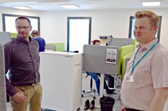 Operations manager Anssi Ämmälä (vas.) ja asiantuntijapalvelujohtaja Esa Ala-Honkola pitävät Seinäjokea haluttuna työskentelypaikkana. Omaa nimettyä työskentelypistettä ei toimistossa ole, mutta jokaiselle on työpiste aina löytynyt. KUVA: HARRI KALLIO-KURSSI
