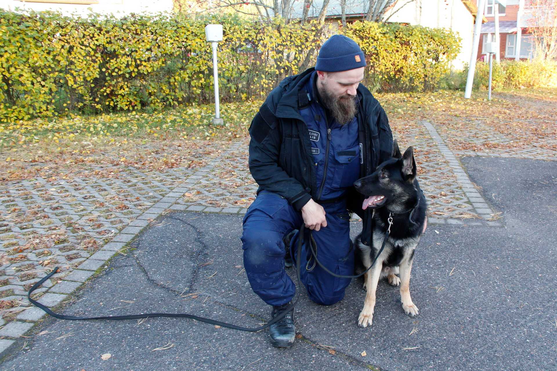 Vanhempi konstaapeli Toni Laakson mielestä poliisikoirat ovat tärkeä osa vaihtelevia poliisin kenttä- ja hälytystehtäviä. Kuvassa Laakson kanssa poliisikoirakokelas Eppu.