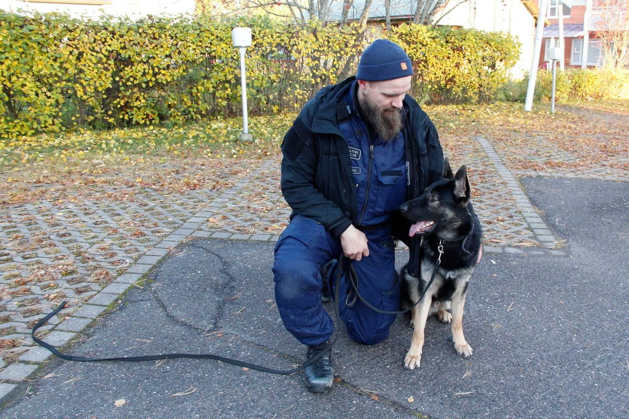 Vanhempi konstaapeli Toni Laakson mielestä poliisikoirat ovat tärkeä osa vaihtelevia poliisin kenttä- ja hälytystehtäviä. Kuvassa Laakson kanssa poliisikoirakokelas Eppu.