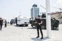 Istanbul hiljeni sunnuntaina - kadulla esiteltiin panssarivaunua