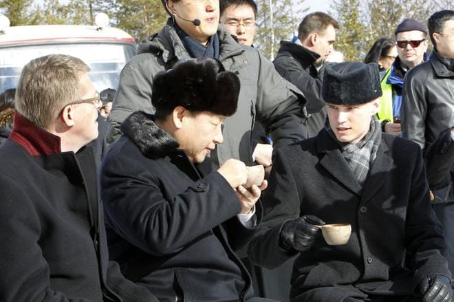 Kiinan presidentti Xi Jinping maistoi kuksasta juomaa Rovaniemellä 27. maaliskuuta 2010, kun hän oli vielä maan varapresidentti. Xitä isännöivät vasemmalla istuva silloinen pääministeri Matti Vanhanen (kesk.) ja oikealla oleva rovaniemeläispoliitikko Heikki Autto (kok.). KUVA: Veli-Jukka Mustajärvi