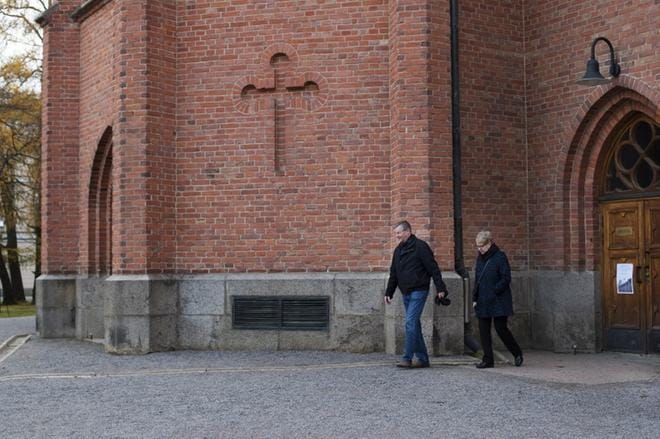 Kurt ja Paula Bäckman käyttivät äänestysoikeuttaan seurakuntavaaleissa Vaasassa. KUVAT: MINNA ANTILA