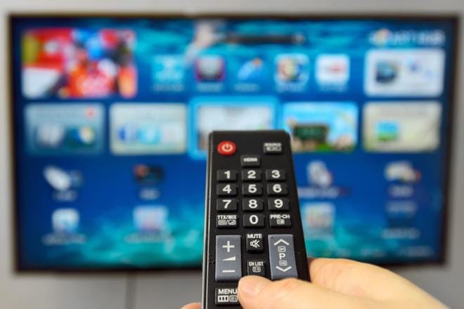 Jos ruudut ovat samankokoisia, kuvanlaadussa on todennäköisesti havaittava ero kalliimman hyväksi. Näyttöpaneeli on parempi, samoin kuvanparannusominaisuudet.