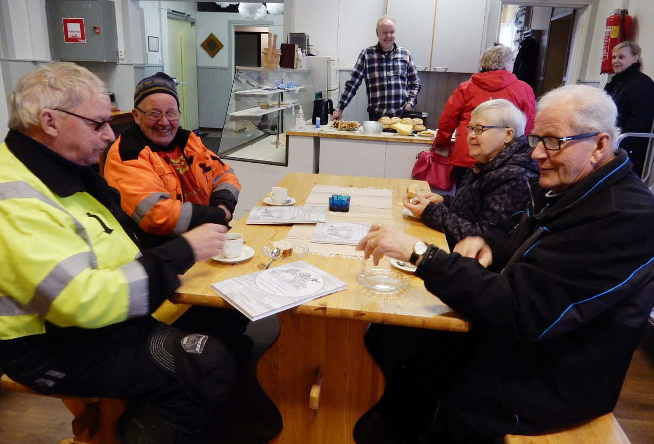 Seppo Sallmén, Raimo Korpela sekä Toini ja Juhani Ylikulju muistelemassa seuratoiminnan mukavia tapahtumia.