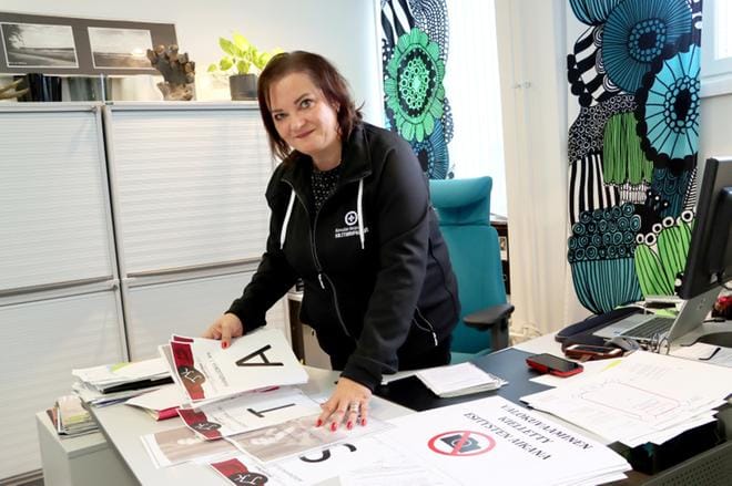 Projektipäällikkö Anu Katajamäellä riittää järjesteltävää viikonloppuun valmistautuessa. KUVA: EEVA-LIISA KULJU