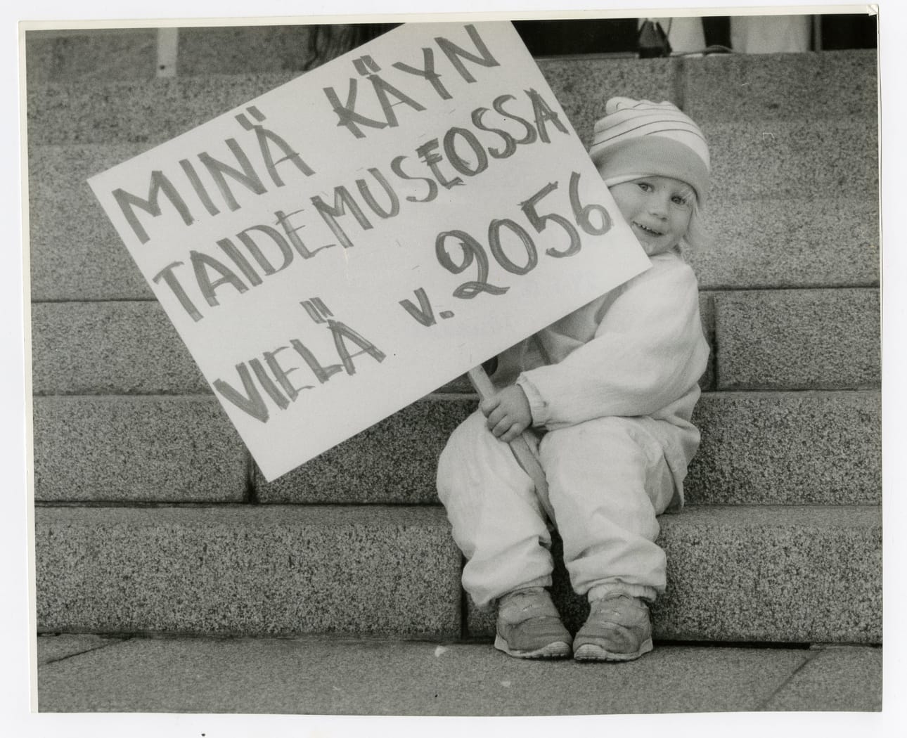 Ouluun perustettu taidemuseoyhdistys ryhtyi 1980-luvun puolivälissä ajamaan museolle omaa rakennusta Torinrantaan kirjaston ja teatterin läheisyyteen. Keväällä 1986 järjestettiin mielenosoitus uuden taidemuseon puolesta.