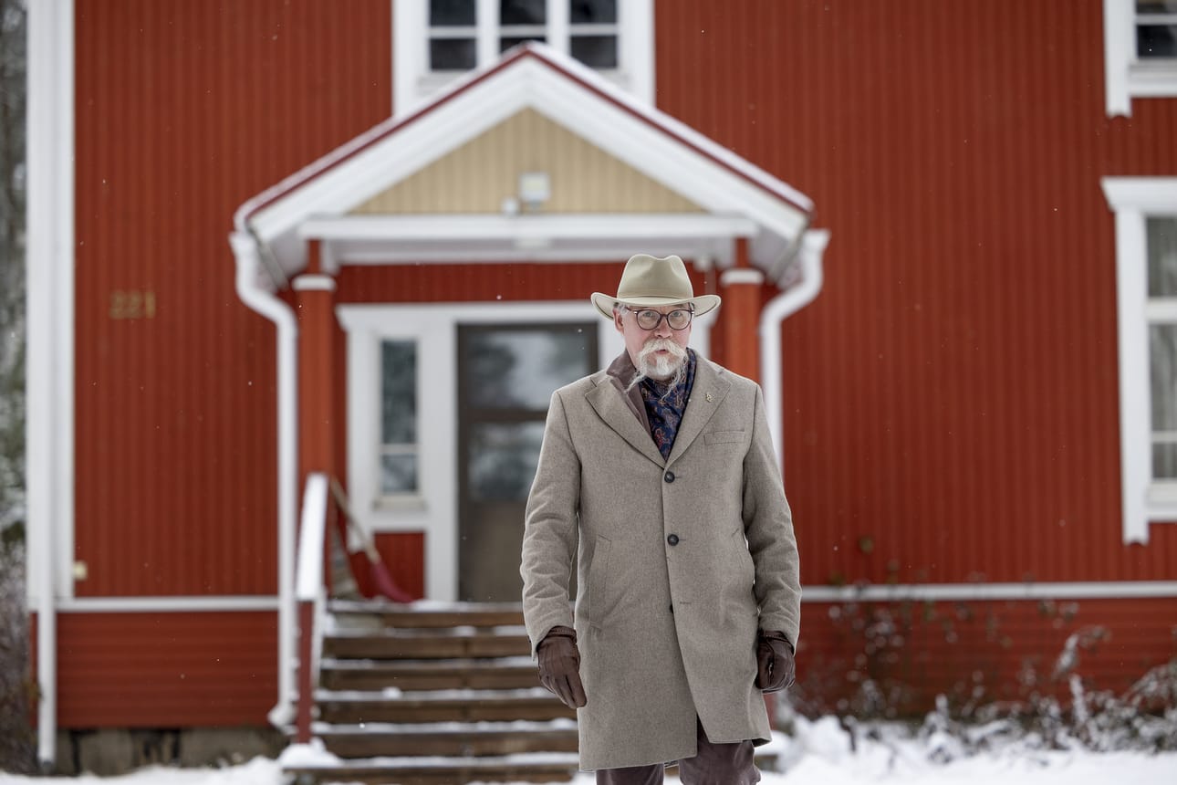 Sulevi Riukulehto muistaa, kuinka Kuortaneen Salmen entinen koulutalo palveli pian heidän tekemänsä remontin valmistuttua kinkeritapahtumassa. Se oli samalla sopiva tilaisuus heille tutustua kyläläisiin ja kyläläisille hyvä hetki myös vierailla vanhassa tutussa koulussa.