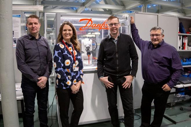 Vaasassa ensi vuoden keväänä alkava robotiikkakoulutus kehitettiin yhdessä Danfossin ja Co-Engineeringin kanssa. Co Engineeringin Sami Kivioja, Danfossin Heidi Hannus, Mika Billing ja Vamkin Jorma Tuominen iloitsevat yhteistyöstä. Koulutus on lajiaan ensimmäinen Suomessa.