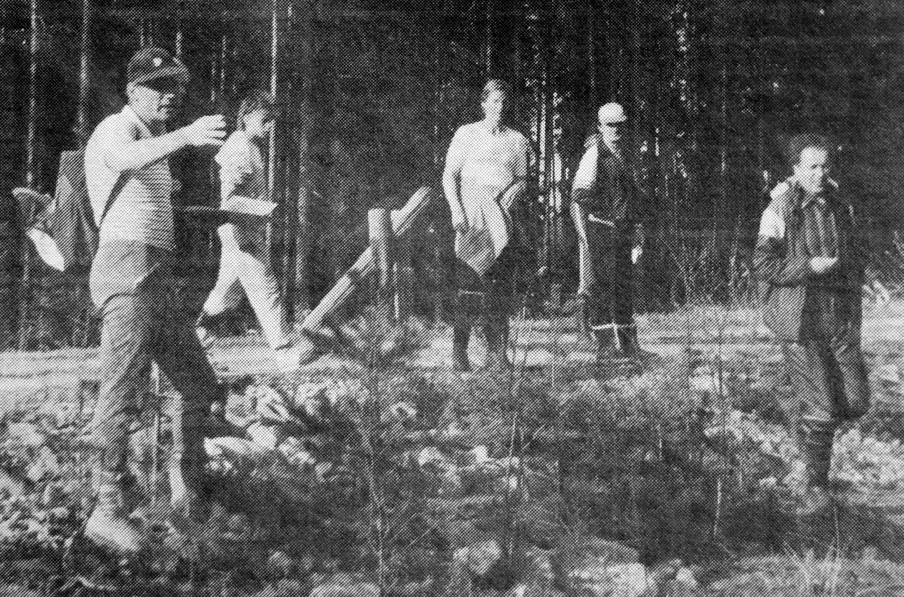 Säläsjärven maastosta etsittiin 45-vuotiasta Ville Heinosta, joka oli lähtenyt ”kärmehiä kattelemaan”. Hän oli luvannut tulla takaisin puolelta päivin. Kello 18.00 Jurvan vapaaehtoisen pelastuspalvelun etsintäkurssi käynnisti poliisin johdolla etsinnät. Mies löytyi pirteänä, tosin jalkansa katkaisseena. Kyseessä oli etsintäkurssin harjoitus.