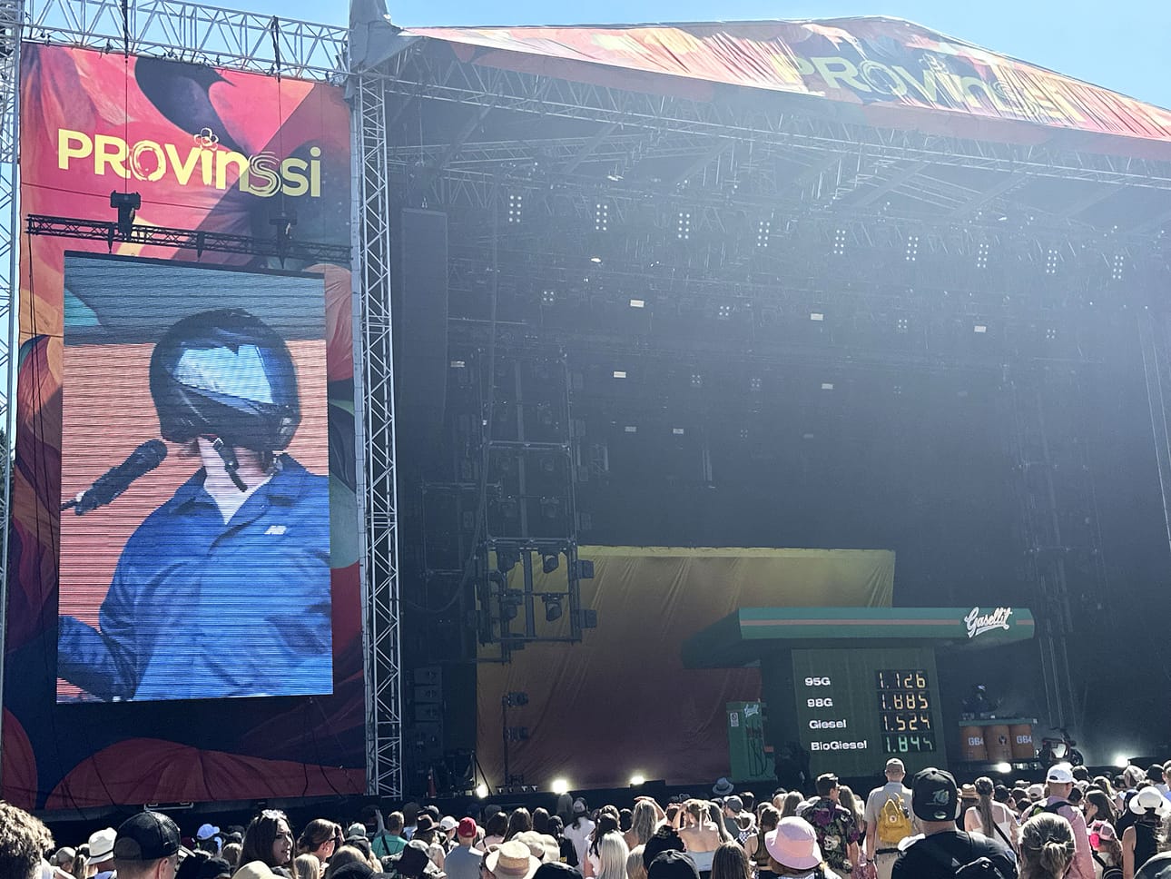 Gasellit täyttää 15 vuotta. Sen kunniaksi bändin DJ ajoi aluksi lavalle mopolla. Myös lavarekvisiitta noudatti samaa henkeä bensamittareineen.