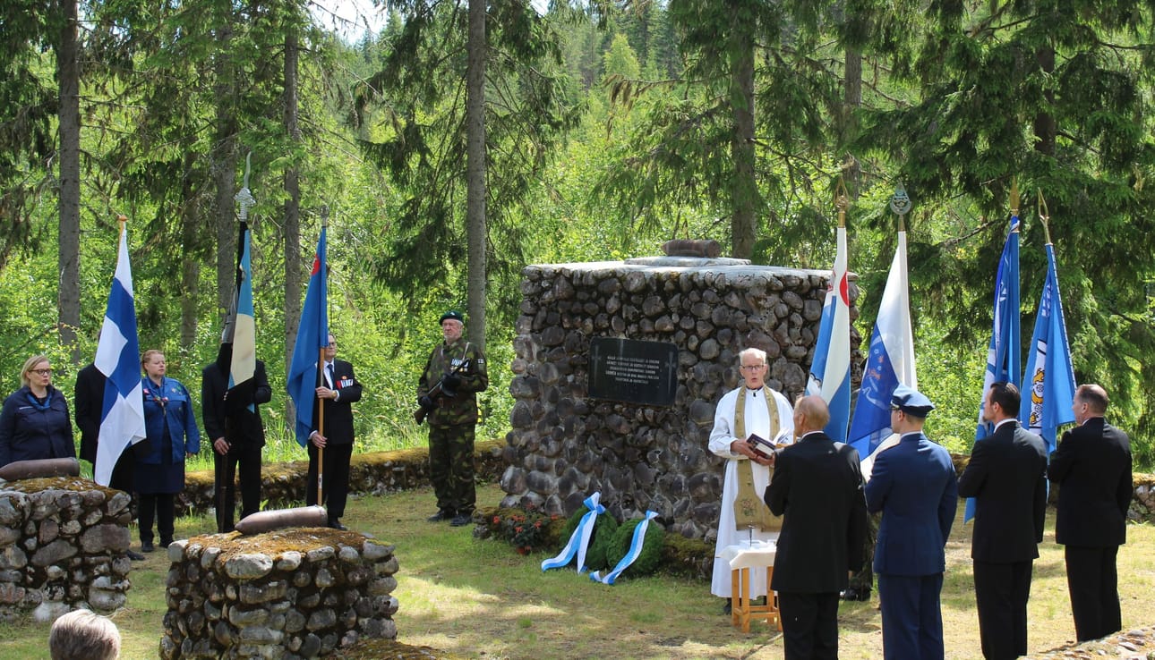Lippulinna muistomerkillä.