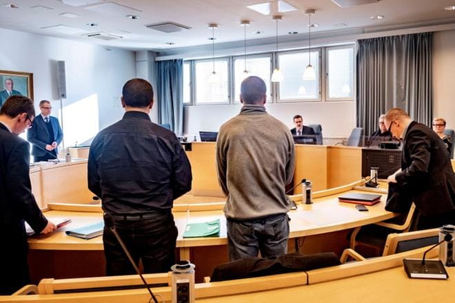 Kahta veljestä syytetään Kokkolan käräjäoikeudessa, toista taposta ja toista avunannosta tappoon. Motiivi jäi oikeudessa hämärän peittoon. KUVA: JUKKA LEHOJÄRVI